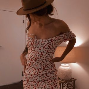 Off shoulder floral vacation dress 🌹